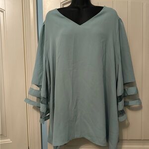 Deana women’s casual V-neck blouse shirt with 3/4 Bell sleeves.  Size 3x